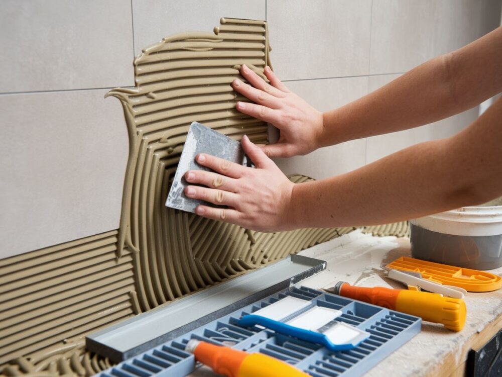 Świeży tynk na ścianie