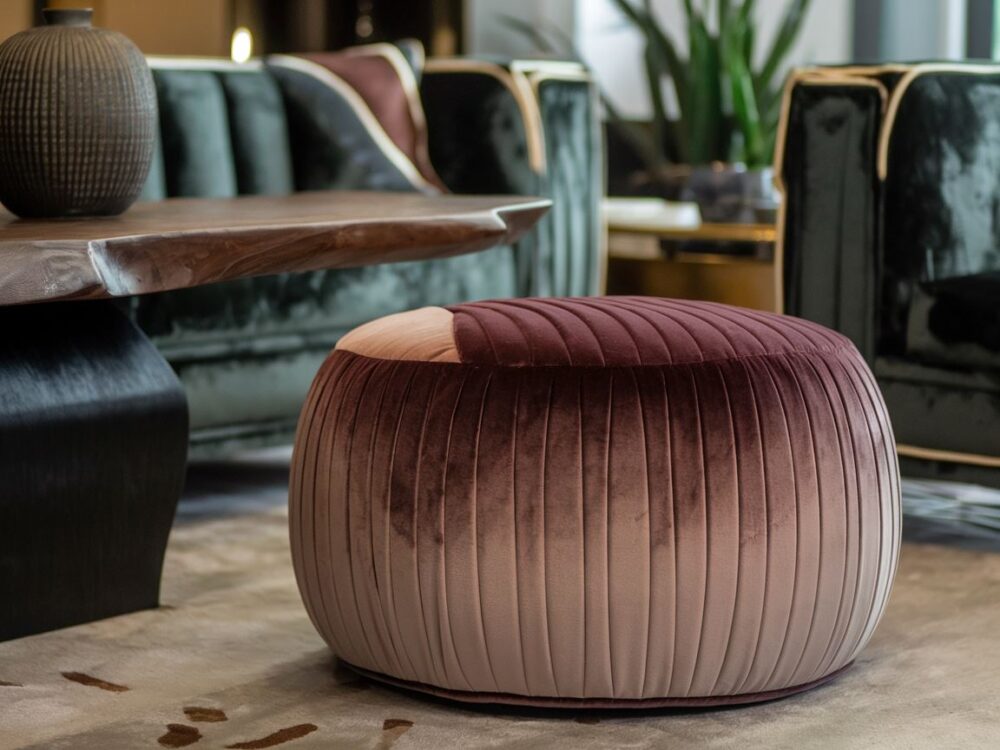 aksamitna pufa w salonie