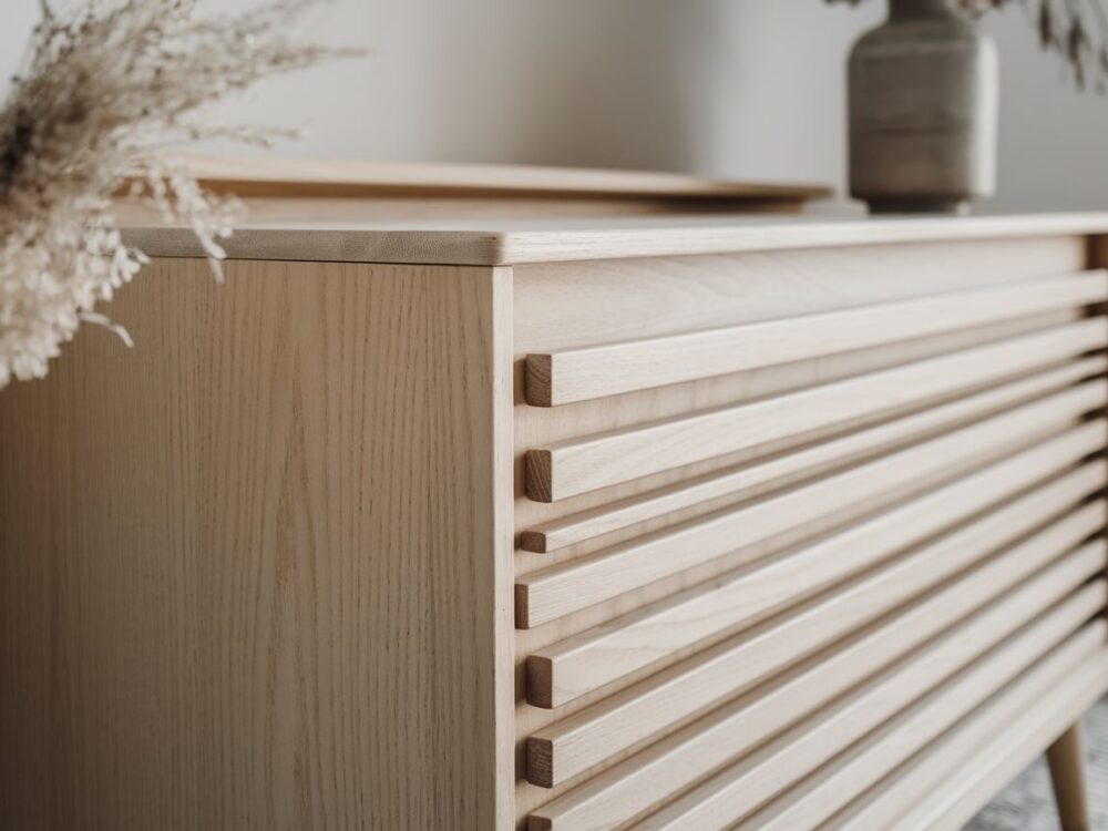 drewniana komoda z lamelami