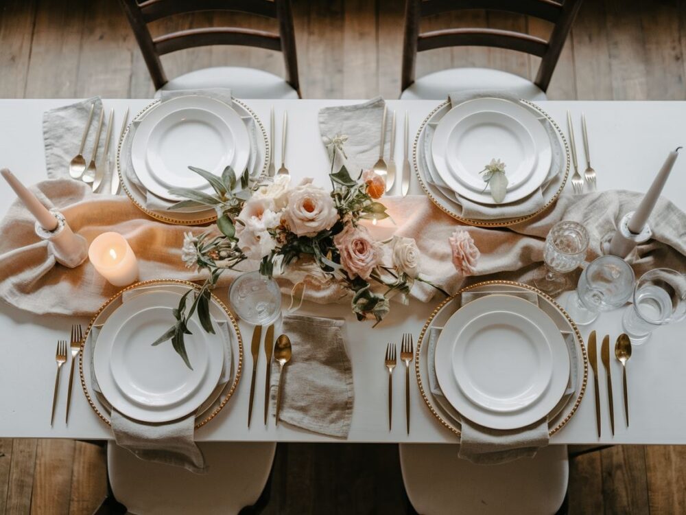 nowoczesny stół z dekoracją